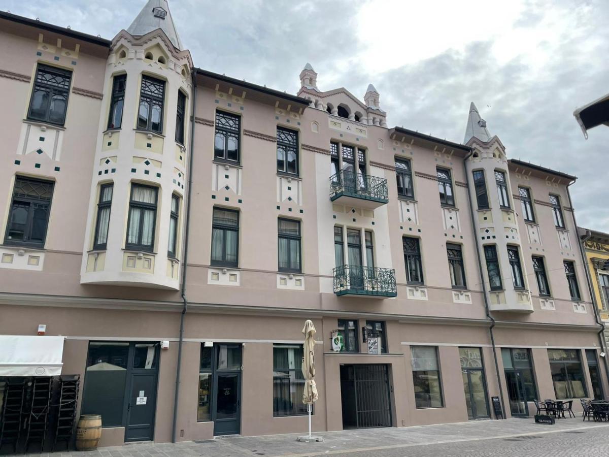 Central Apartment With 2 Bedrooms And 2 Bathrooms Oradea Buitenkant foto