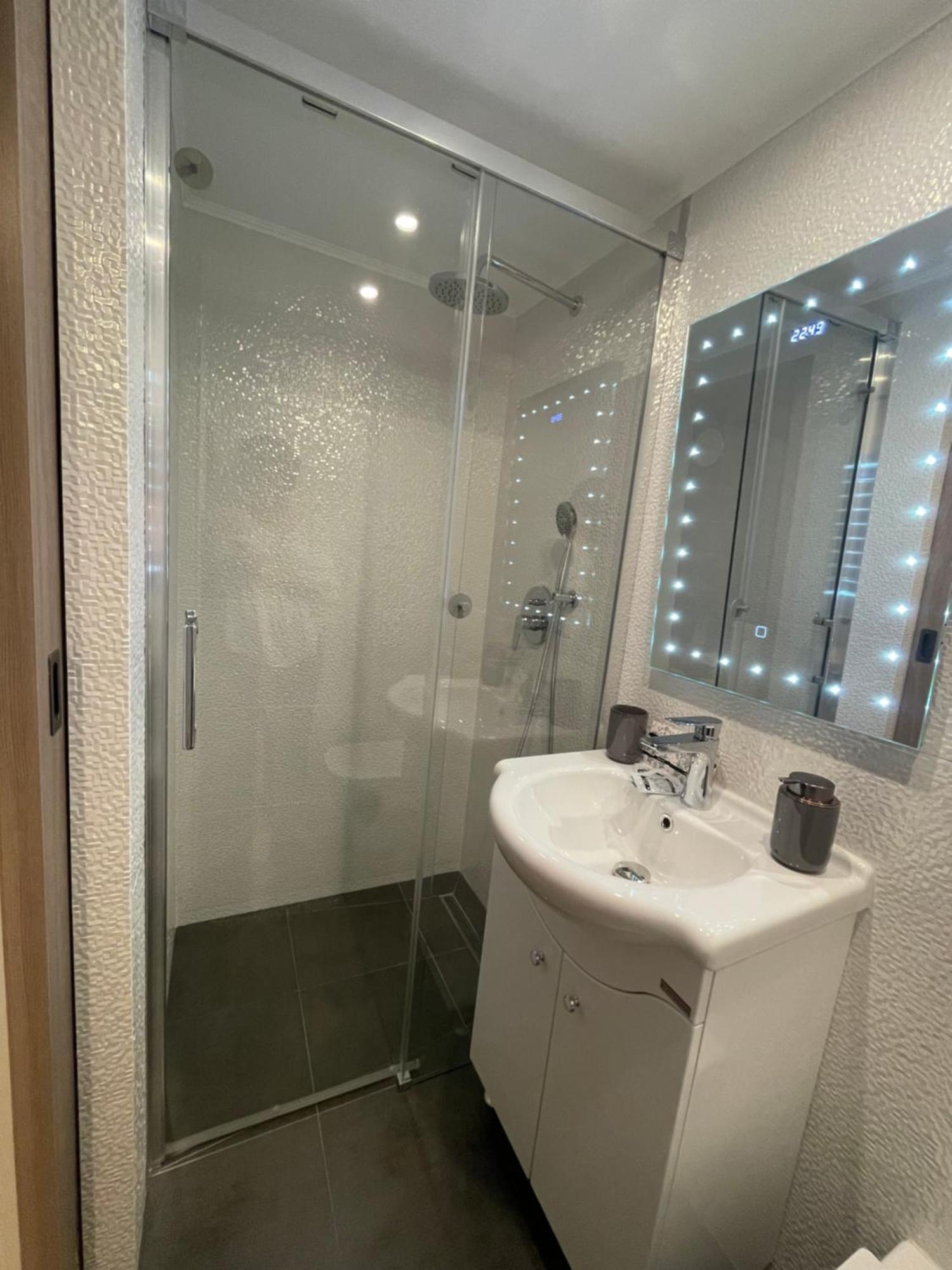 Central Apartment With 2 Bedrooms And 2 Bathrooms Oradea Buitenkant foto